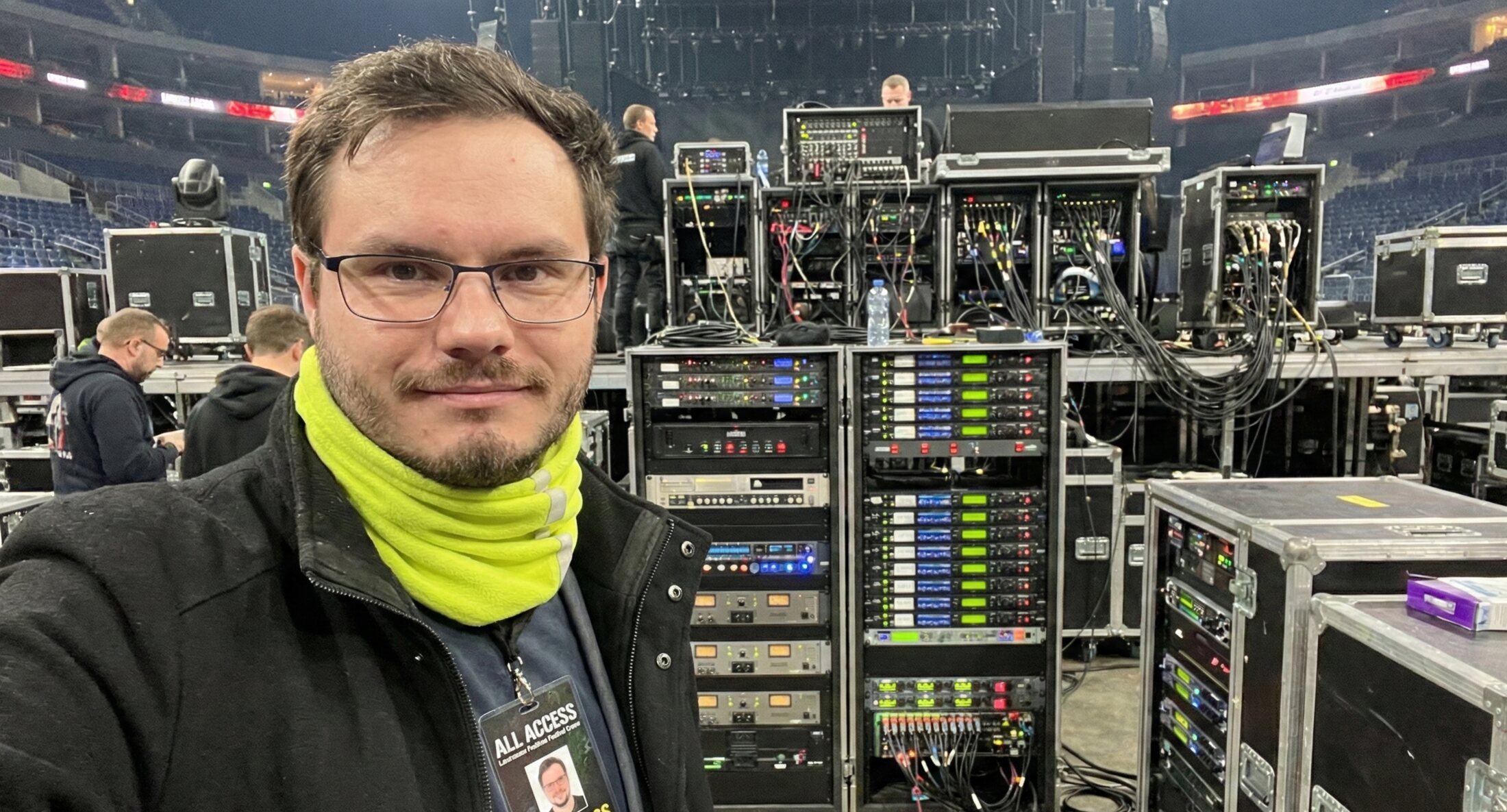 Christopher Wilmes vor technischer Infrastruktur als Symbol für regionale Zukunftsaufgaben
